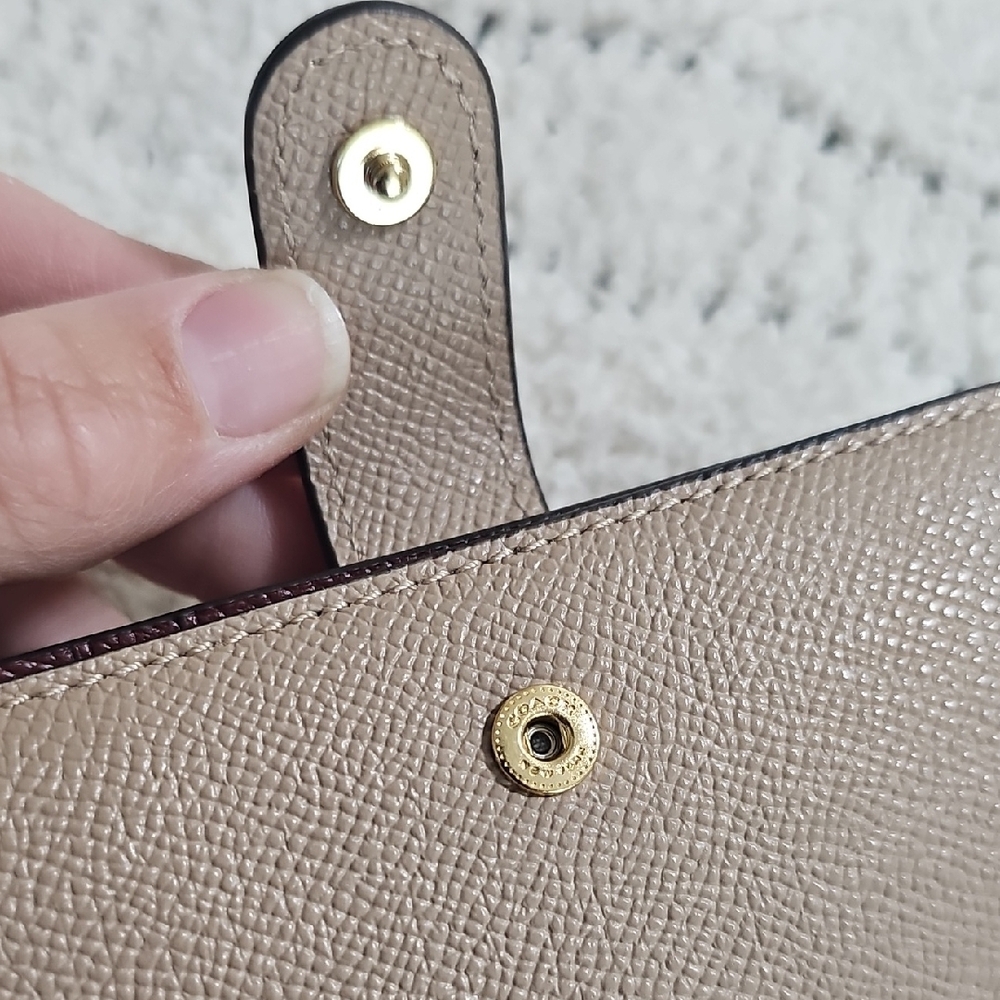 Coach Beige Leather Compact Wallet with Gold Logo - Picture 2 of 9